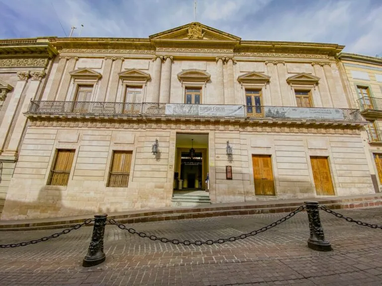 Fachada de la Casa del Conde Rul y Valenciana.