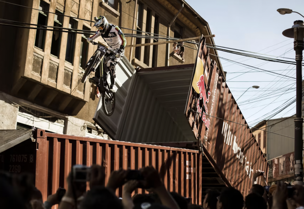 La carrera Red Bull Cerro Abajo más famosa es la de Valparaíso, Chile.