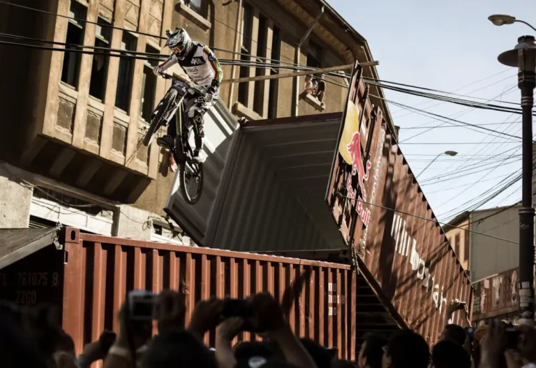 La carrera Red Bull Cerro Abajo más famosa es la de Valparaíso, Chile.