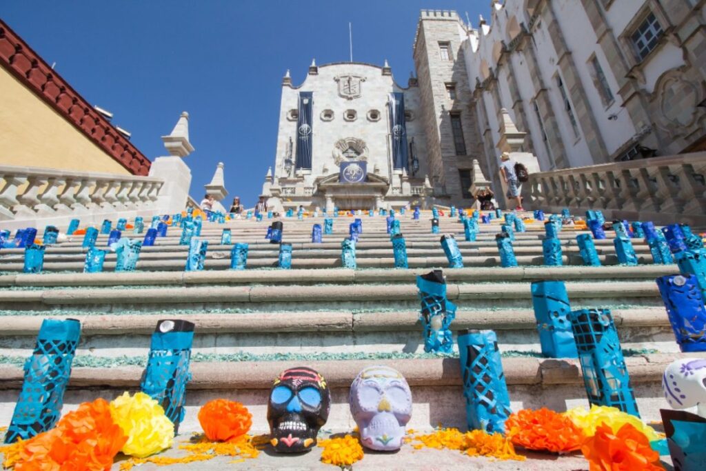 Una monumental ofrenda yace en la Universidad de Guanajuato.