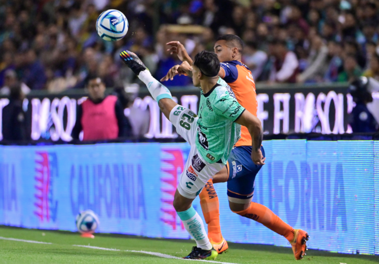 La Fiera venció al Puebla en el Estadio Nou Camp de León.
