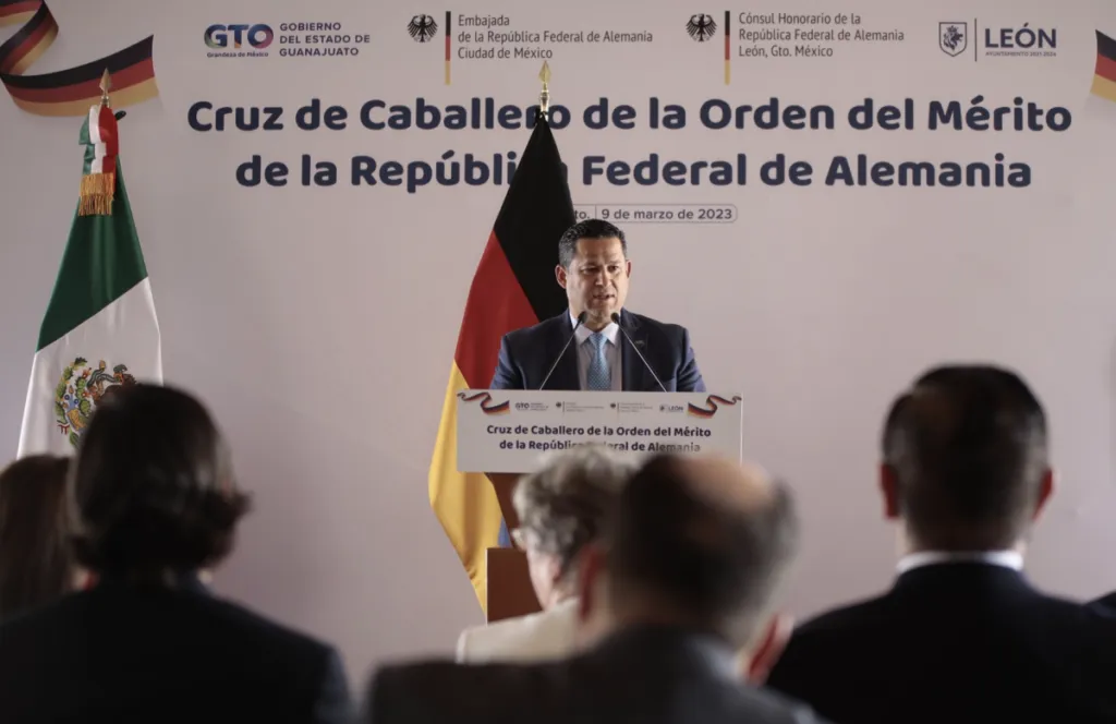 Monika Von Allwörden de Orozco, Cónsul Honoraria en León, fue reconocida por establecer un puente de amistad y colaboración entre Alemania y Guanajuato, y Diego Sinhue estuvo presente.