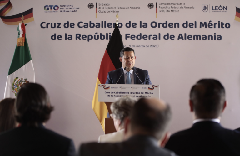 Monika Von Allwörden de Orozco, Cónsul Honoraria en León, fue reconocida por establecer un puente de amistad y colaboración entre Alemania y Guanajuato, y Diego Sinhue estuvo presente.