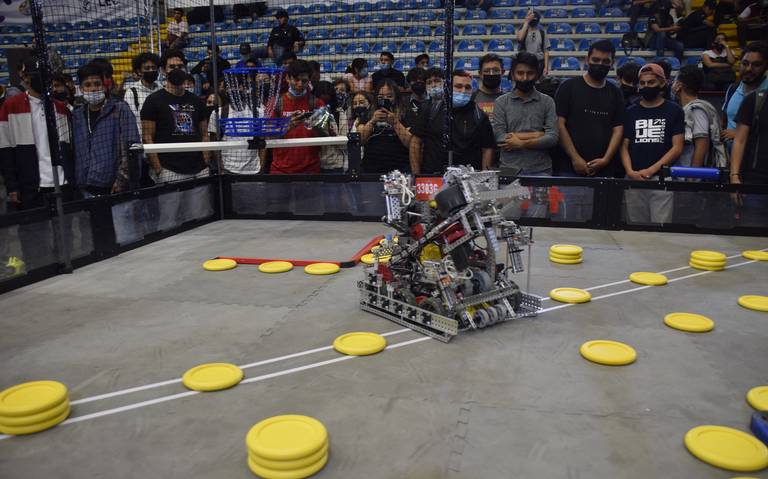 Leoneses destacan en competencia de robótica