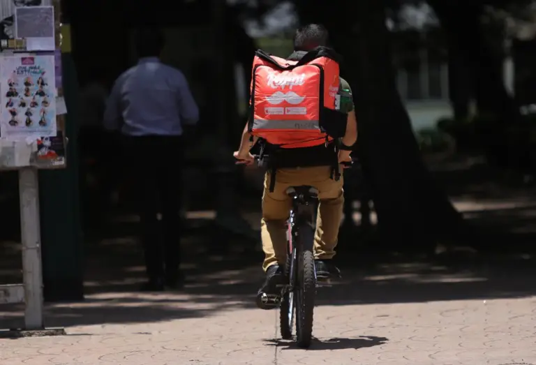Repartidor de Rappi en bicicleta.