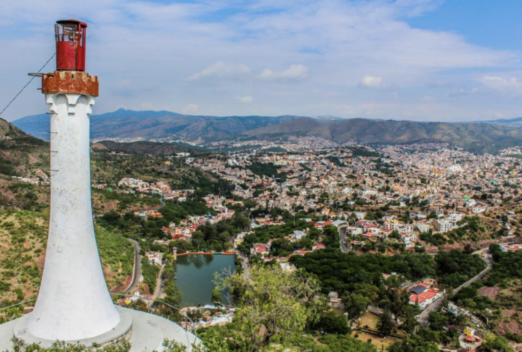 El faro de Guanajuato se encuentra encima de la Presa de la Olla.