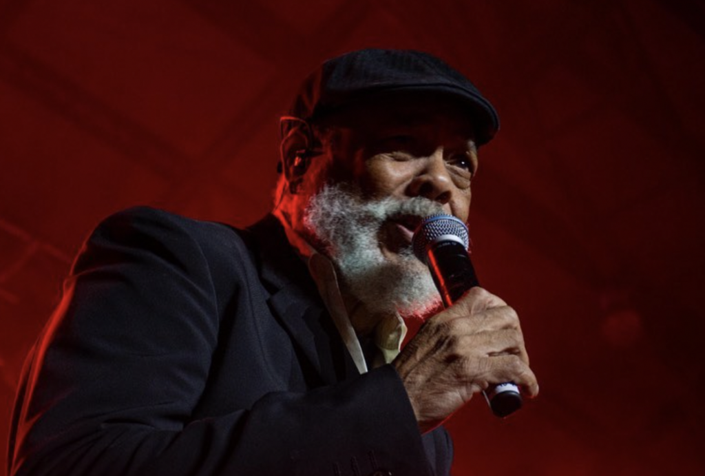 También, Beatriz Gutiérrez se lanzó contra el cantante cubano Francisco Céspedes, al asumir que insultó a AMLO.