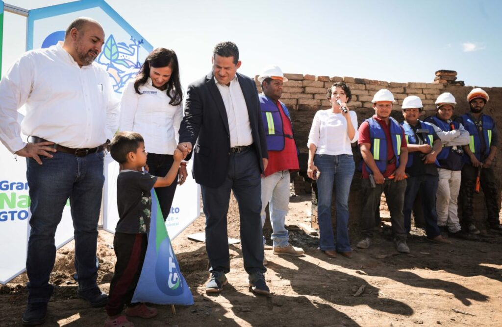 Inauguración de centro de producción de los tabiques grises marca "Gto"