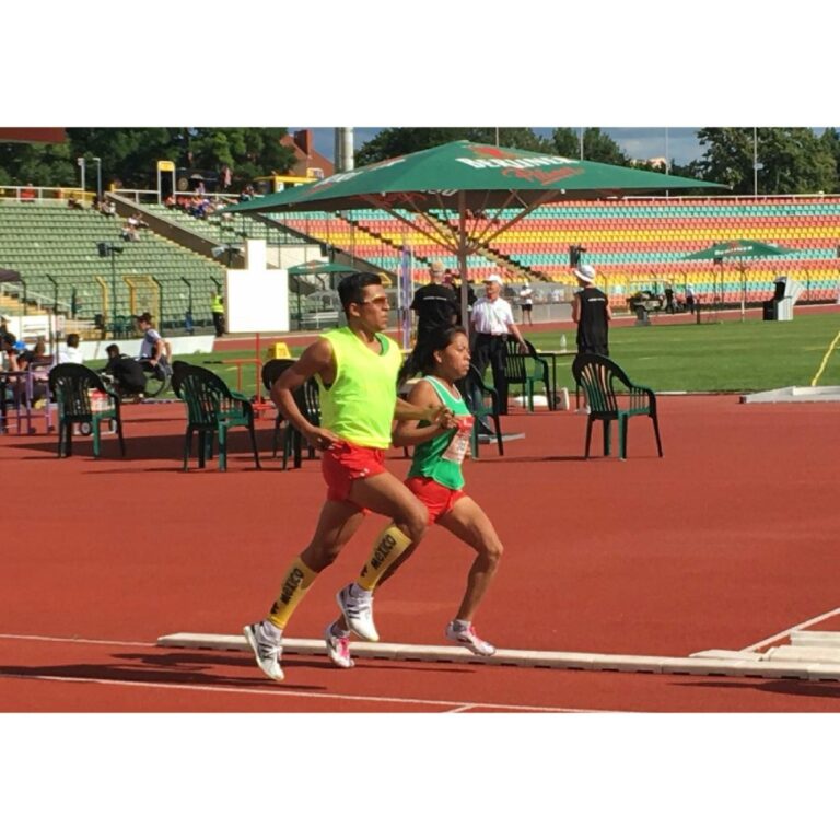 Isabel Tavera corre junto a su guía.