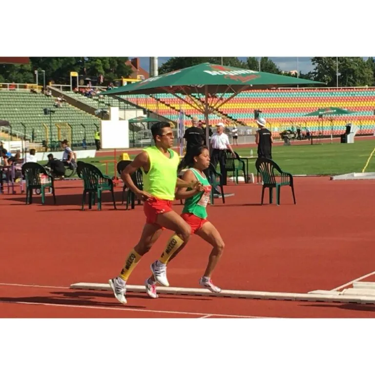 Isabel Tavera corre junto a su guía.