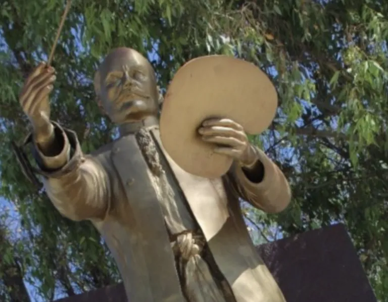 Estatua en honor a Hermenegildo Bustos