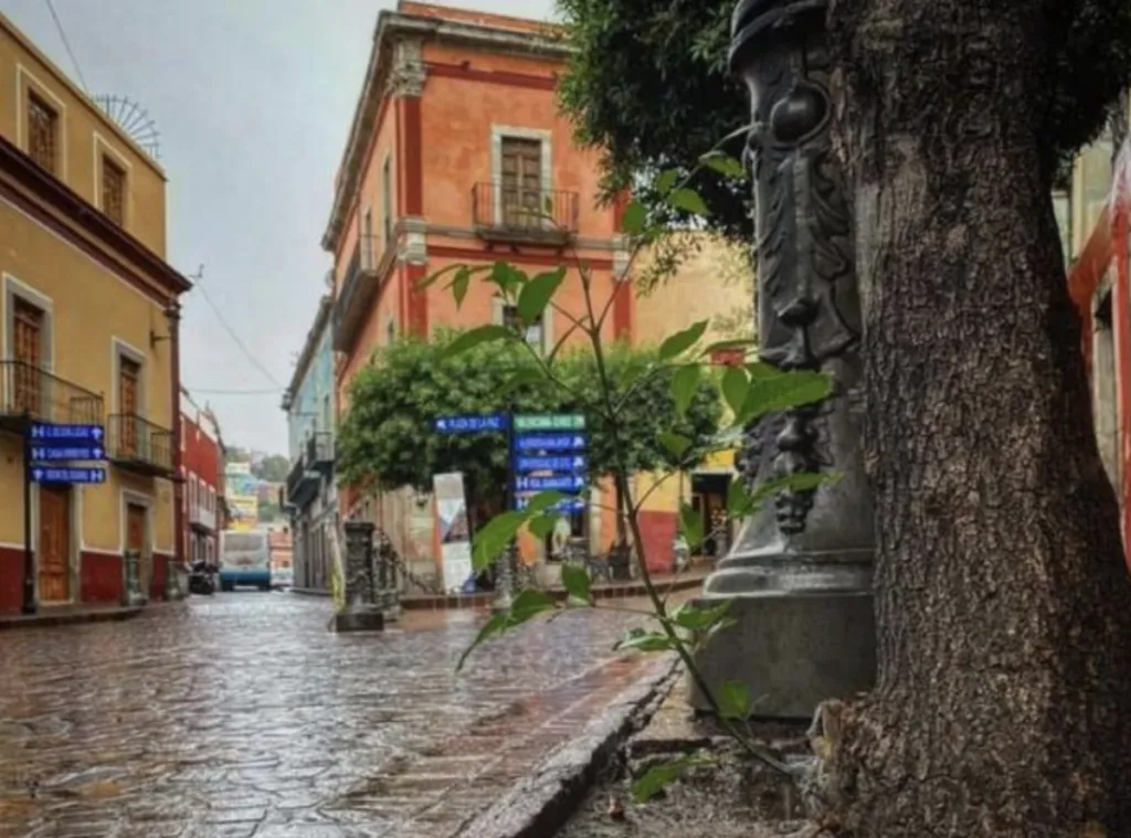 Intensas lluvias azotaron la Capital Guanajuatense, provocando derrumbes, deslaves, inundaciones y obstrucción de coladeras en las principales vialidades.