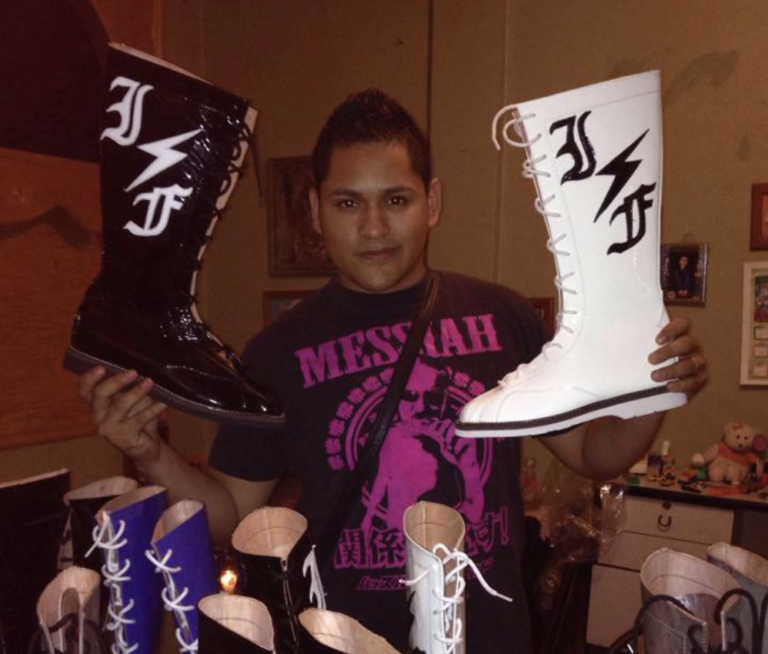 Latin Star, el zapatero mexicano de las estrellas de WWE y AEW en Estados Unidos.