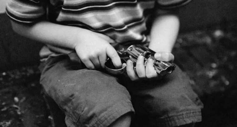 Niño asalta una farmacia a mano armada