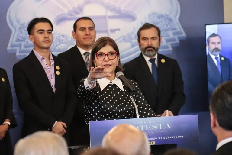 Claudia Susana Gómez tomó protesta como rectora de la Universidad de Guanajuato.