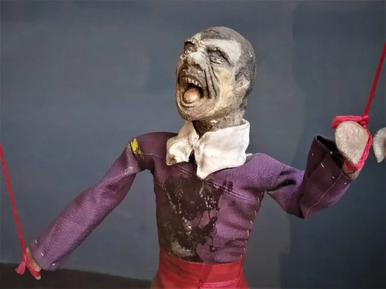 El juez de los titeres.