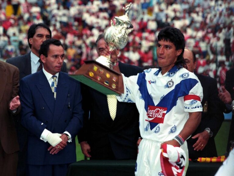 El capitán de los guanajuatenses, el 'Búfalo' Cruz, no podía ocultar su rabia por ser subcampeón sin haber sido superado por el rival. Crédito: Mexsport.