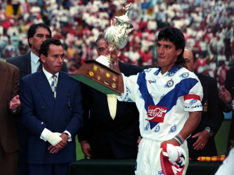 El capitán de los guanajuatenses, el 'Búfalo' Cruz, no podía ocultar su rabia por ser subcampeón sin haber sido superado por el rival. Crédito: Mexsport.