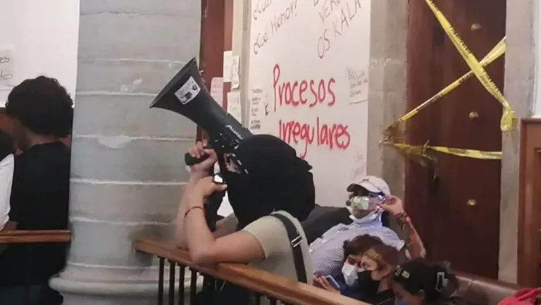 Manifestación en rectoría de la Universidad de Guanajuato en protesta por designación de Claudia Gómez