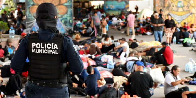 Miles de migrantes llegan a Irapuato en espera de "La Bestia"