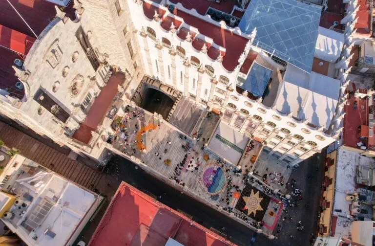 Ofrenda Día de Muertos en la escalinata de la Universidad de Guanajuato