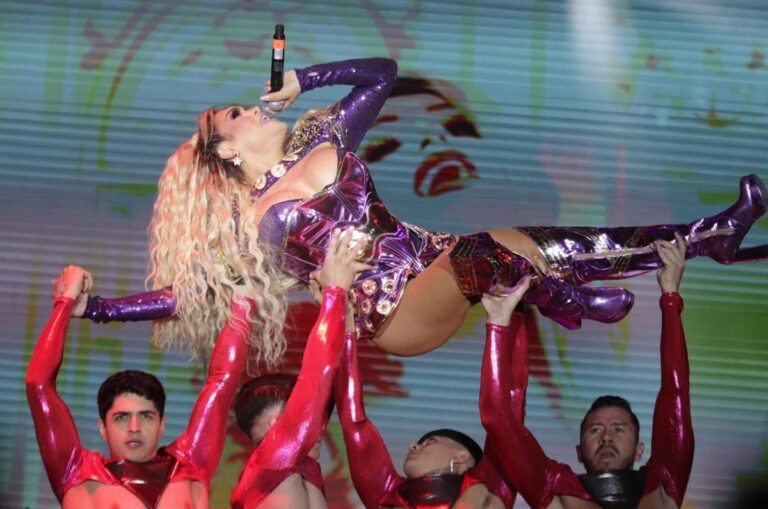 Critican a Wendy Guevara por 'playback' en su gira 'Resulta y Resalta'