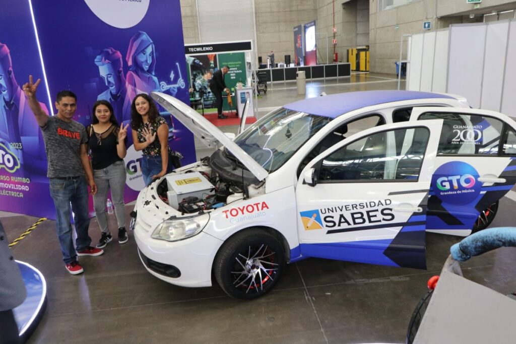 Estudiantes crean un auto eléctrico transformando un vehículo de combustible