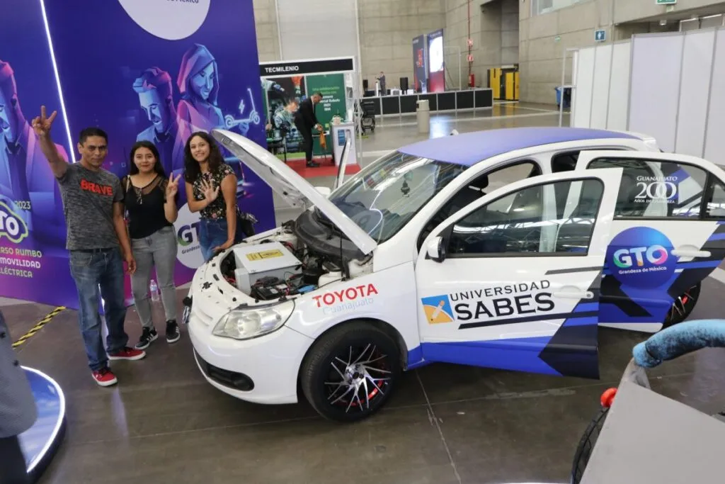 Estudiantes crean un auto eléctrico transformando un vehículo de combustible