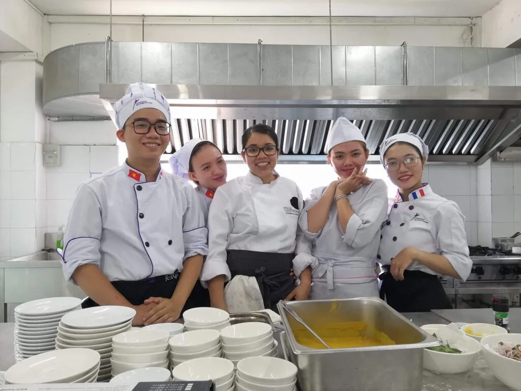 Mariana Maldonado con sus alumnos en Tailandia