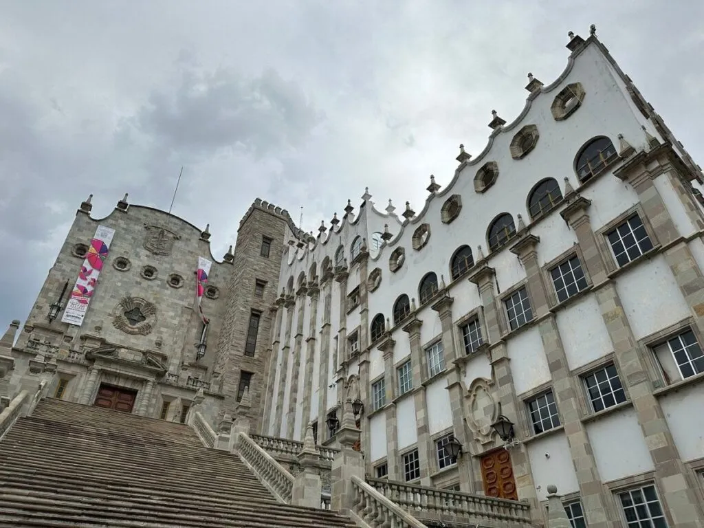 Edificio central de la Universidad de Guanajuato, icono arquitectónico de la ciudad.