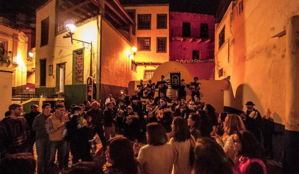 Callejoneada para solteros: Guanajuato apuesta por el turismo de romance