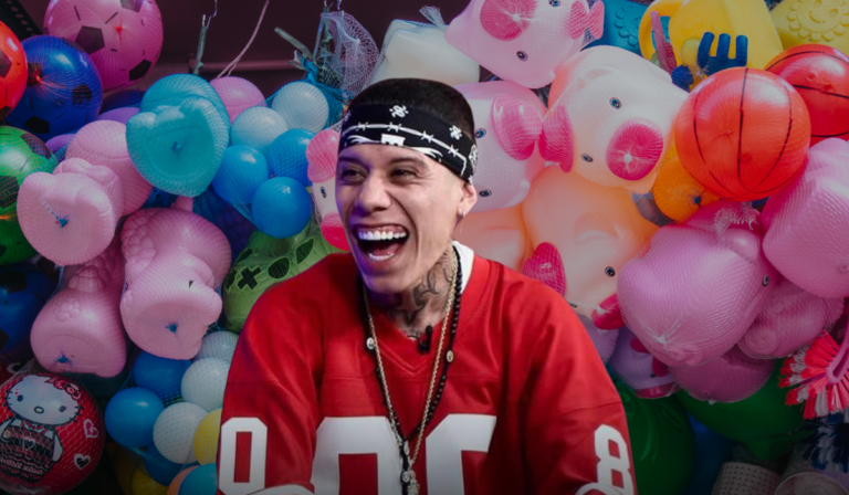 Santa Fe Klan se convierte en rey mago regalando juguetes en Guanajuato