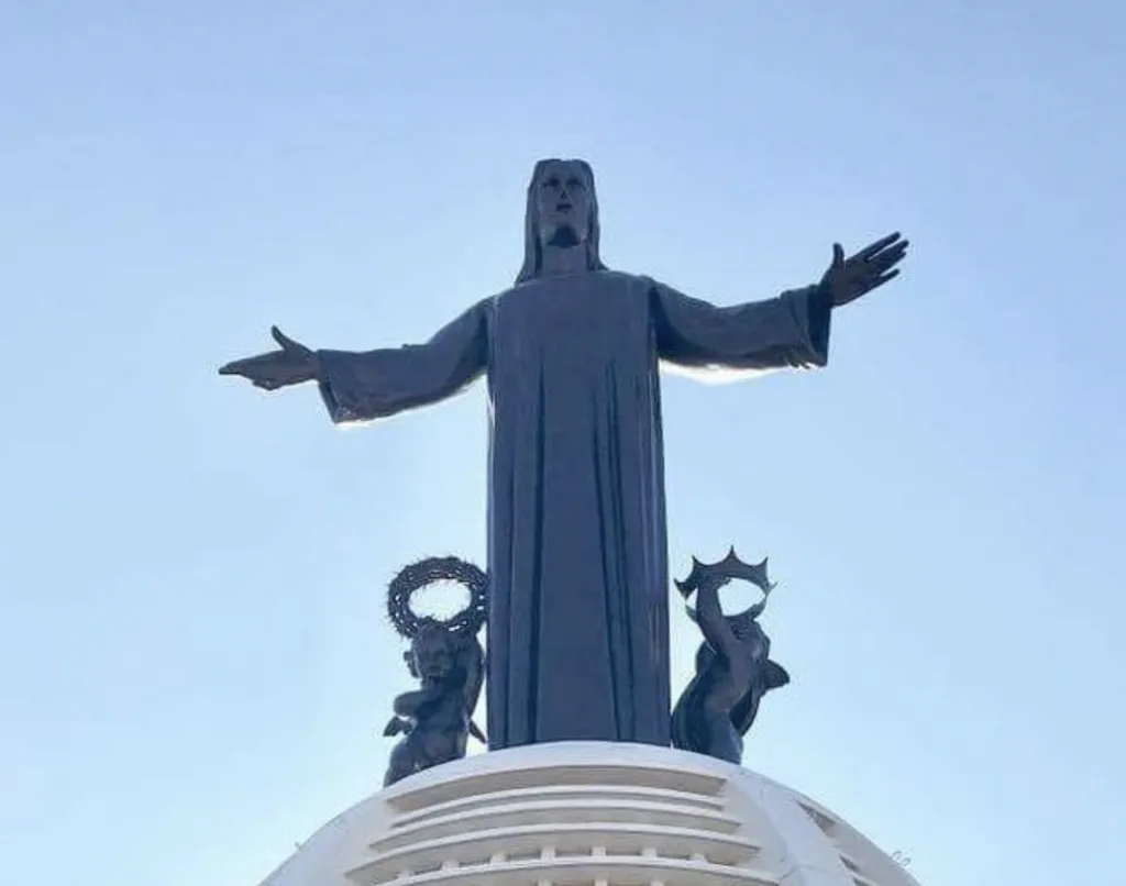 El Cristo de la Montaña es el más grande del mundo de su naturaleza.