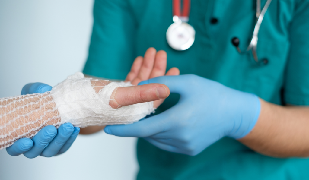 Agricultor recibe el primer reimplante de manos en Guanajuato