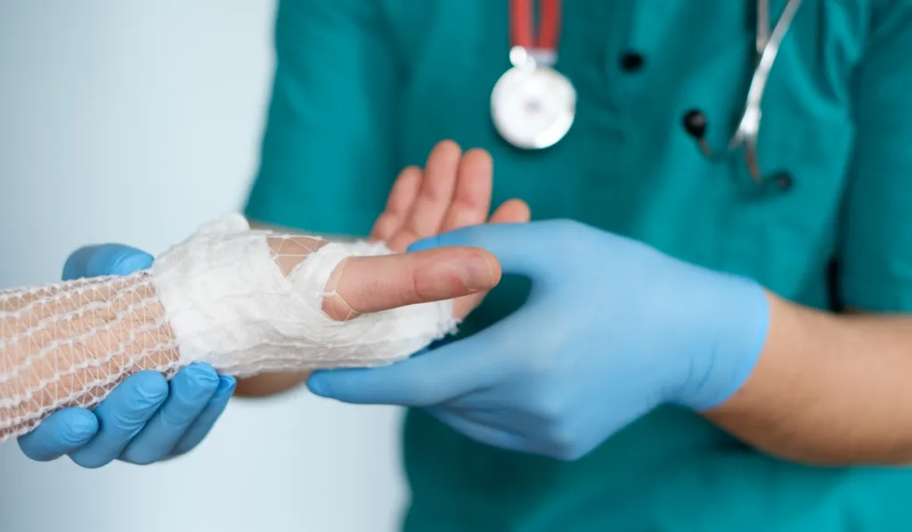 Agricultor recibe el primer reimplante de manos en Guanajuato