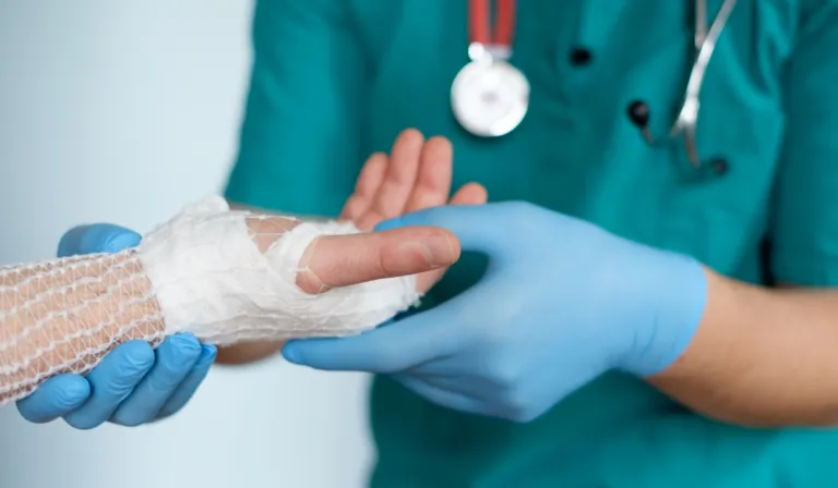 Agricultor recibe el primer reimplante de manos en Guanajuato