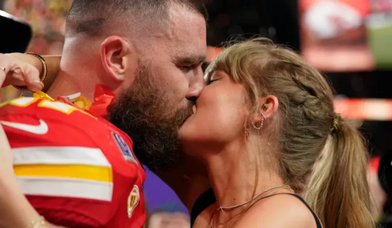 Taylor Swift celebra con Travis Kelce y luce su costoso bolso en forma de balón