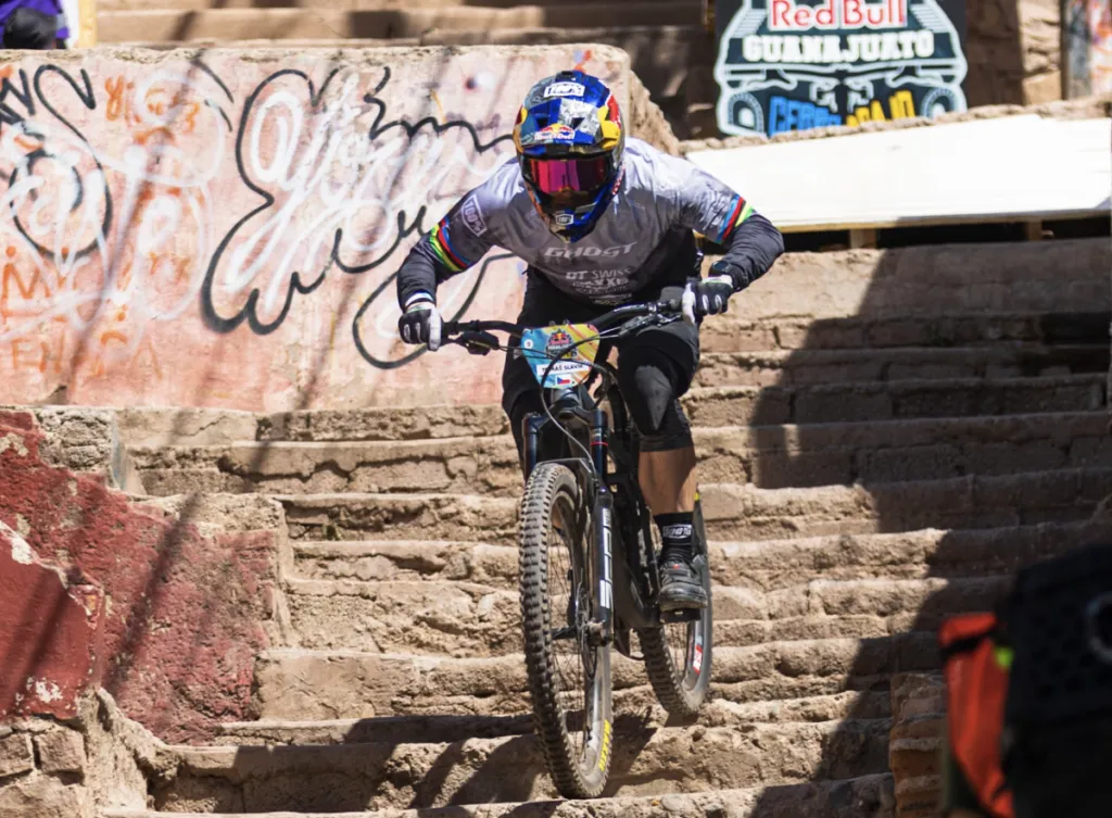 Red Bull Cerro Abajo nació en 2003 en Valparaíso, Chile y yace como una competencia creada por aficionados.