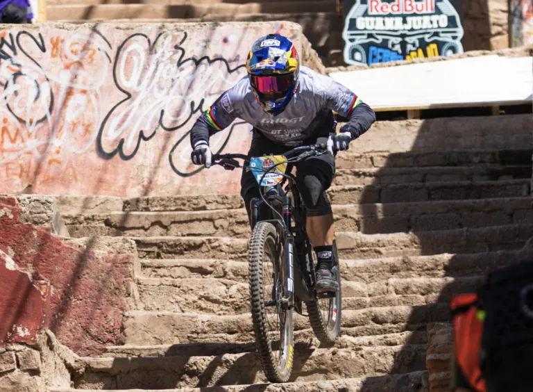 Red Bull Cerro Abajo nació en 2003 en Valparaíso, Chile y yace como una competencia creada por aficionados.