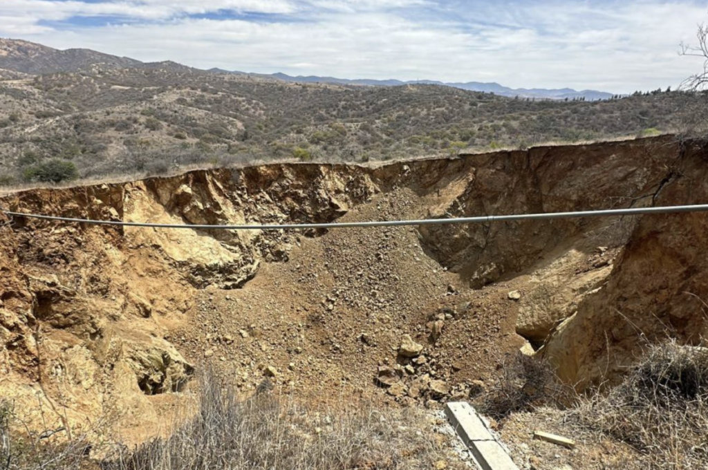 Socavón en Mineral de la Luz crece 100 metros más en menos de seis meses.
