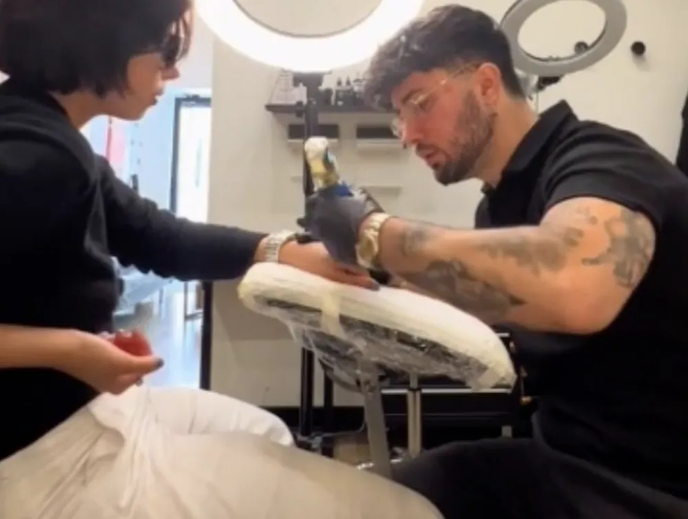 Un tatuaje, el indicio de un posible romance entre Ángela Aguilar y Christian Nodal.