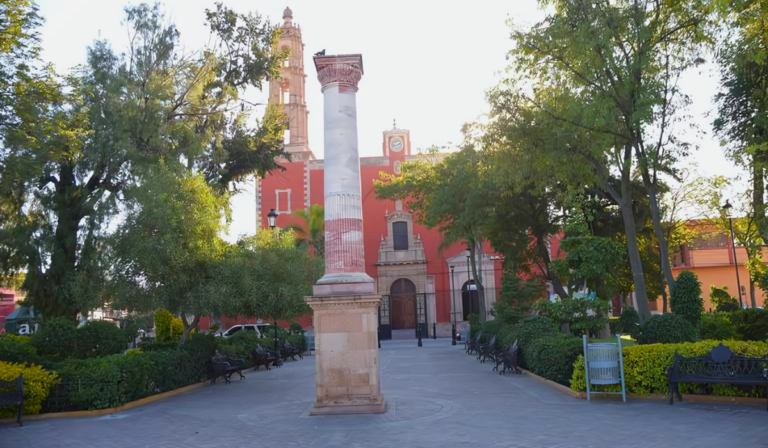 Descubre el Barrio de San Miguel lleno de tesoros ocultos y la última casa de adobe en León
