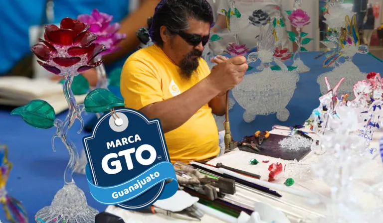 El Artesano del vidrio que brilla en la Feria de Verano