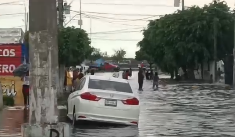 Inundación transforma calle en parque acuático en La Noria