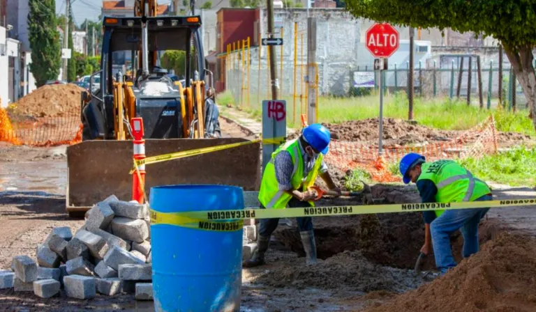 Rehabilitación urgente del drenaje colapsado en colonias céntricas de León