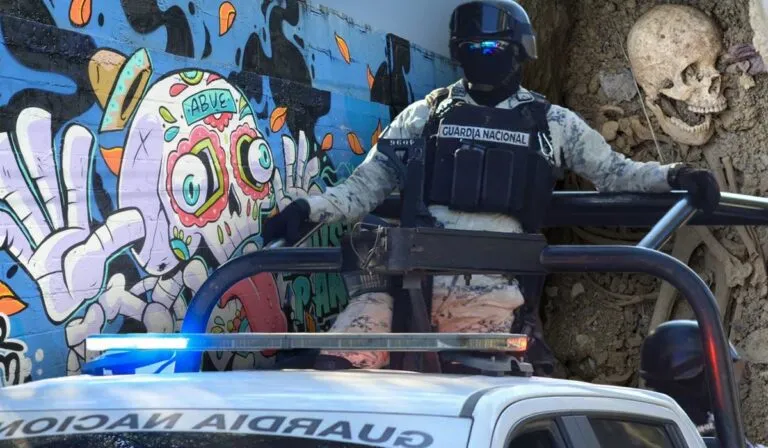 Joven es detenido tras ser sorprendido con los restos de su madre en una mochila