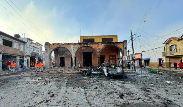 Atentado con coche bomba en Acámbaro deja tres policías heridos