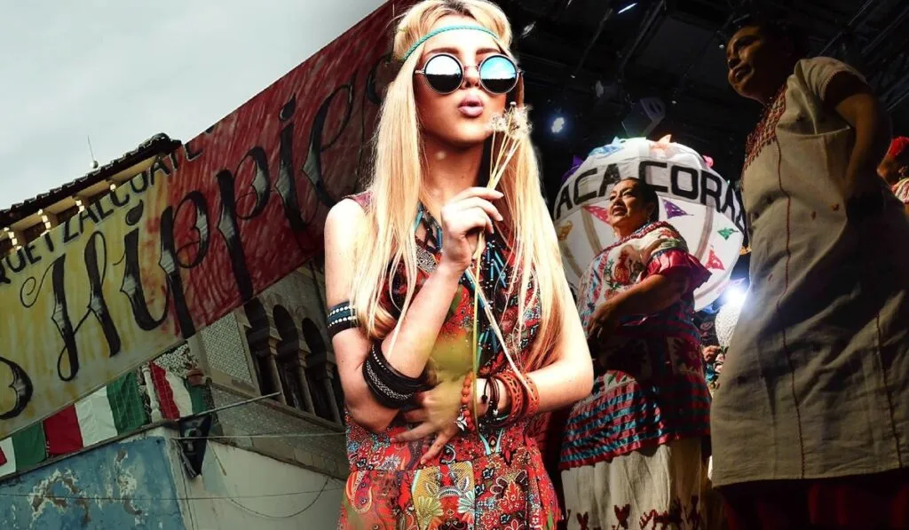 Más de 200 artesanos llenan de color y cultura el mercado hippie en el Cervantino