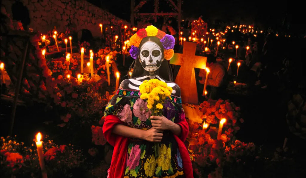 Caminata del despertar de las ánimas y visita a los panteones