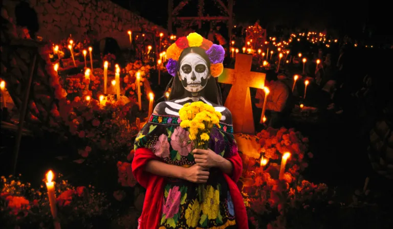 Caminata del despertar de las ánimas y visita a los panteones